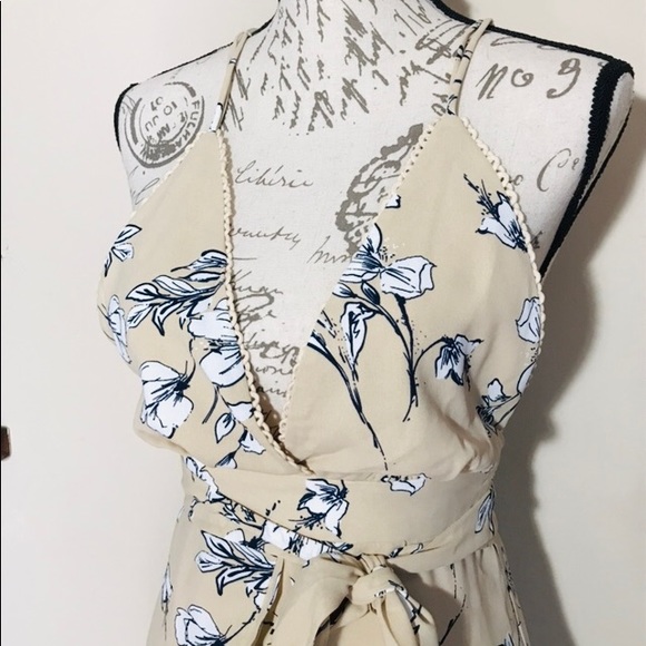 Plunging Neckline Floral Dress - Picture 5 of 8